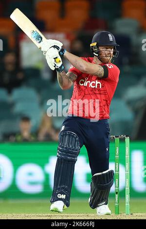 Ben Stokes aus England wird beim Spiel Dettol T20I Series 2 of 3 zwischen Australien und England im Manuka Oval, Canberra, Australien, 12.. Oktober 2022 gesehen (Foto von Patrick Hoelscher/News Images) Stockfoto