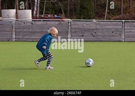 Umea, Norrland Schweden - 20. Mai 2022: Ein kleiner Mann spielt Fußball Stockfoto