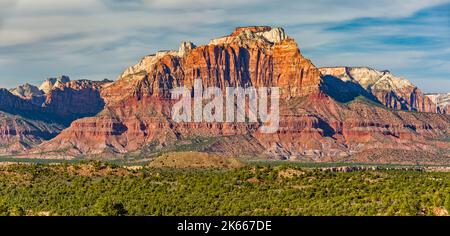 Mount Kinesava, Westtempel dahinter, im Zion National Park, Blick von der Smithsonian Butte Road, Canaan Mountain Wilderness, Utah, USA Stockfoto