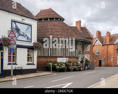 Der historische Round Market, Tenbury Wells, Worcestershire, Großbritannien, stammt aus dem Jahr 1858 und wird immer noch als Markt der Stadt genutzt Stockfoto