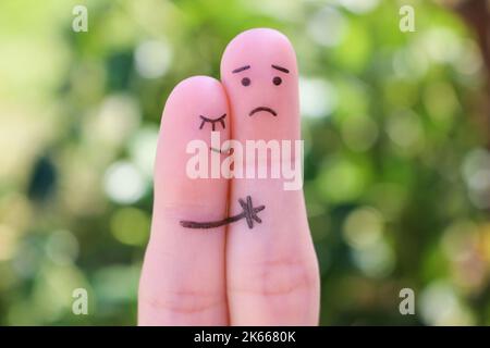 Finger Kunst des unzufrieden Paar. Der Mann ist traurig, die Frau beruhigt sie. Sie küsst und umarmt sie. Stockfoto