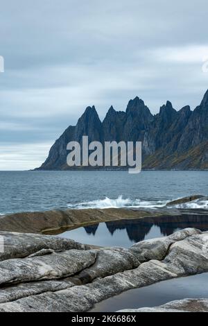 Felsküste von Tungeneset, Felsküste, Teufelszähne, Okshornan, Fjorde aus Stein, Senja Island, Norwegen Stockfoto