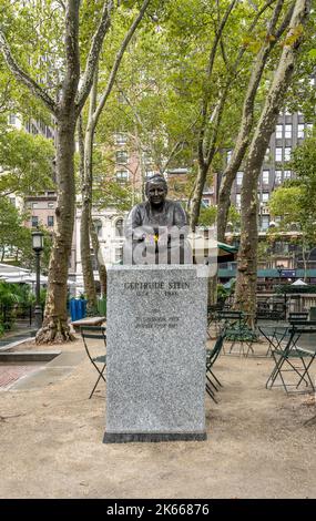 Bronzestatue von Gertrude Stein im Bryant Park, öffentlicher Park neben der New York Public Library, Midtown Manhattan, New York City, USA Stockfoto