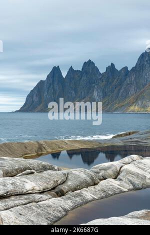 Felsküste von Tungeneset, Felsküste, Teufelszähne, Okshornan, Fjorde aus Stein, Senja Island, Norwegen Stockfoto