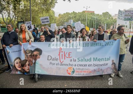 Madrid, Madrid, Spanien. 11. Oktober 2022. Der Welttag der psychischen Gesundheit wird am 10. Oktober gefeiert, eine Veranstaltung, die von der Weltföderation für psychische Gesundheit (WFMH) mit Unterstützung der Weltgesundheitsorganisation (WHO) durchgeführt wird. Das Ziel dieses Datums ist es, die schwersten psychischen Störungen, unter denen Mitglieder der globalen Gesellschaft leiden, sichtbar zu machen, eine Reihe von Strategien zu entwickeln, die diese Menschen unterstützen und es ihnen ermöglichen, mit ihrer Krankheit fertig zu werden oder endgültig geheilt zu werden. Die Bemühungen, psychische Erkrankungen frühzeitig zu diagnosieren und zu behandeln, senken die finanziellen Kosten in der Zukunft und vermeiden eine Stockfoto