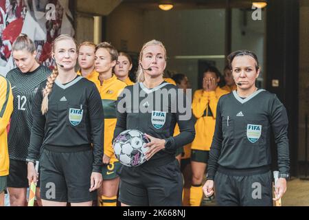 Viborg, Dänemark. 11., Oktober 2022. Schiedsrichter Sara Persson gesehen während der Fußball-Freundschaften zwischen Dänemark und Australien im Viborg Stadion in Viborg. (Foto: Gonzales Photo - Nicolai Berthelsen). Stockfoto