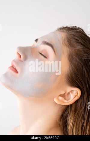 Gesichtspflege Kosmetik Frau in Tonmaske Stockfoto