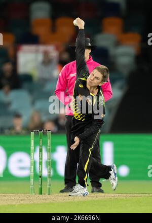 Canberra, Australien. 12. Oktober 2022. Adam Zampa von Australien bowls während des zweiten Spiels der T20 International Series zwischen Australien und England im Manuka Oval am 12. Oktober 2022 in Canberra, Australien. BILD NUR FÜR REDAKTIONELLE VERWENDUNG - AUSSCHLIESSLICH KEINE KOMMERZIELLE NUTZUNG Quelle: Izhar Ahmed Khan/Alamy Live News/Alamy Live News Stockfoto