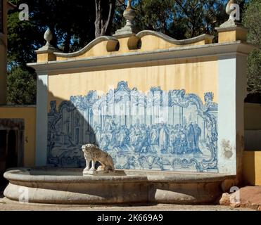 Geflieste Dekoration am Eingang zum Museu Condes de Castro Guimaraes, Museum der Grafen von Castro Guimaraes, Cascais, Portugal. Wunderschöne alte Hauskonve Stockfoto