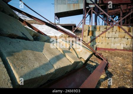 Betongewichte als Teil des alten verlassenen Kohletransportsystems außerhalb der arktischen Stadt Longyearbyen in Svalbard, Norwegen, Skandinavien. Stockfoto