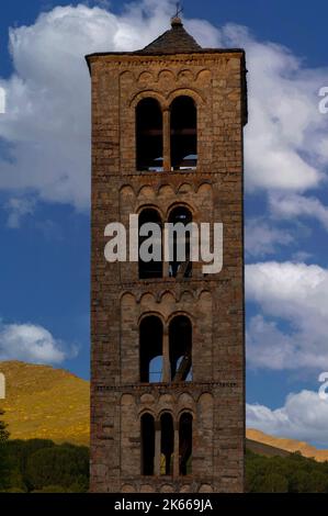 Glockenturm im italienischen Stil der romanischen Kirche Sant Climent, erbaut in den frühen 1100s Jahren, im Dorf Taüll, Katalonien, Spanien, im Vall de Boí. Die Öffnungen mit Rundbögen werden breiter, wenn sie in Richtung der oberen Glockenkammer aufsteigen. Stockfoto