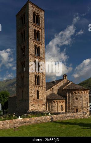 Romanische Kirche Sant Climent, erbaut in den frühen 1100s Jahren, im Dorf Taüll, Katalonien, Spanien, Vall de Boí. Ein Glockenturm im italienischen Stil zwergt die Kirche und ihre drei halbkreisförmigen Äpfeln im Osten. Stockfoto