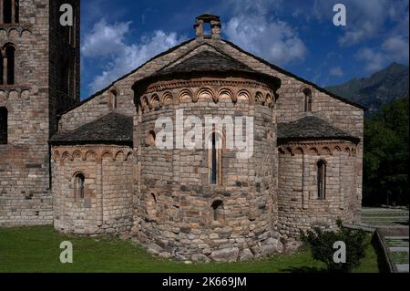 Romanische Kirche Sant Climent, erbaut in den frühen 1100s Jahren, im Dorf Taüll, Katalonien, Spanien, Vall de Boí. Die Kirche verfügt über drei halbkreisförmige Osterapsen, die alle mit einfacher Lombardverzierung und runden geschlitzten Fenstern sowie einem Glockenturm im italienischen Stil eingerichtet sind. Stockfoto