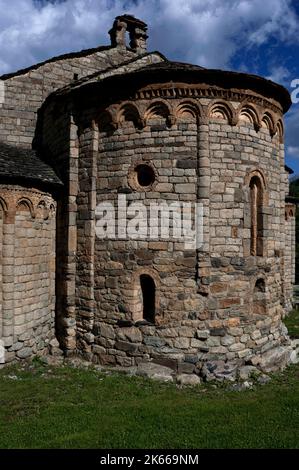 Zentrale Apse der romanischen Kirche Sant Climent, erbaut in den frühen 1100s Jahren, im Dorf Taüll, Katalonien, Spanien, im Vall de Boí. Die Kirche verfügt über drei halbkreisförmige Osterapsen, alle mit einfacher Lombard-Dekoration und Rundbogenfenstern, die aus vulkanischem Bimsstein geformt sind. Stockfoto