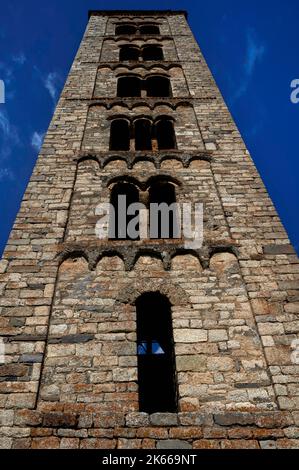 Glockenturm im italienischen Stil der romanischen Kirche Sant Climent, erbaut in den frühen 1100s Jahren, im Dorf Taüll, Katalonien, Spanien, im Vall de Boí. Stockfoto