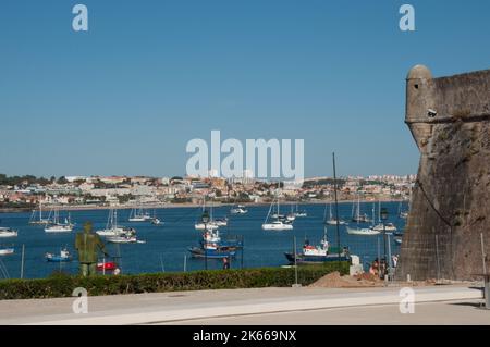 Kleine Boote in der Bucht von Cascais, Cascais, Portugal; Festung von Nossa Senhora da Luz; Stockfoto