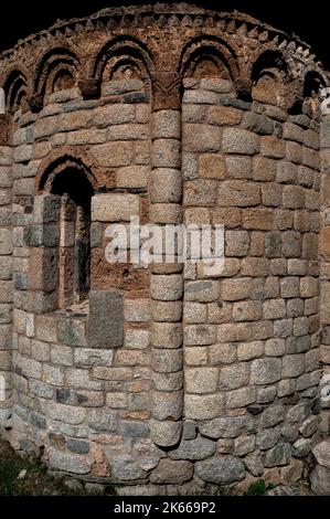 Mittelalterliche Handwerker verwendeten vulkanischen Bimsstein, um die einfachen lombardischen dekorativen Arkaden zu Formen, die sich um die drei östlichen Apsiden der Kirche Sant Climent de Taüll im Vall de Boí, Katalonien, Nordspanien, drehen. Die Kirche, die 1123 geweiht wurde und heute von der UNESCO geschützt ist, ist ein hervorragendes Beispiel für den frühromanischen Baustil. Stockfoto