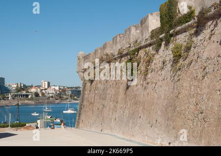 Kleine Boote in der Bucht von Cascais, Cascais, Portugal; Festung von Nossa Senhora da Luz; Stockfoto