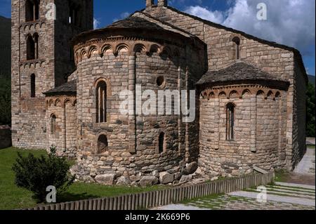 Romanische Kirche Sant Climent, erbaut in den frühen 1100s Jahren, im Dorf Taüll, Katalonien, Spanien, Vall de Boí. Die Kirche verfügt über drei halbkreisförmige Osterapsen, die alle mit einfacher Lombardverzierung und runden geschlitzten Fenstern sowie einem Glockenturm im italienischen Stil eingerichtet sind. Stockfoto
