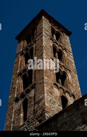 Glockenturm im italienischen Stil der romanischen Kirche Santa Maria de Taüll, erbaut in den frühen 1100s Jahren, im Dorf Vall de Boí in Taüll, Katalonien, Spanien. Stockfoto