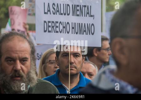 Madrid, Madrid, Spanien. 11. Oktober 2022. Der Welttag der psychischen Gesundheit wird am 10. Oktober gefeiert, eine Veranstaltung, die von der Weltföderation für psychische Gesundheit (WFMH) mit Unterstützung der Weltgesundheitsorganisation (WHO) durchgeführt wird. Das Ziel dieses Datums ist es, die schwersten psychischen Störungen, unter denen Mitglieder der globalen Gesellschaft leiden, sichtbar zu machen, eine Reihe von Strategien zu entwickeln, die diese Menschen unterstützen und es ihnen ermöglichen, mit ihrer Krankheit fertig zu werden oder endgültig geheilt zu werden. Die Bemühungen, psychische Erkrankungen frühzeitig zu diagnosieren und zu behandeln, senken die finanziellen Kosten in der Zukunft und vermeiden eine Stockfoto