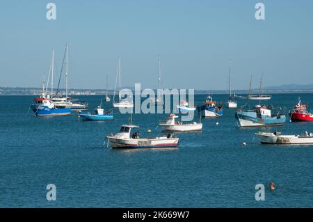 Kleine Boote in Cascais Bay, Cascais, Portugal Stockfoto