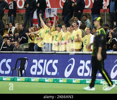 Fans jubeln beim Spiel Dettol T20I Series 2 von 3 zwischen Australien und England im Manuka Oval, Canberra, Australien, an. 12. Oktober 2022. (Foto von Patrick Hoelscher/News Images) in Canberra, Australien am 8/13/2022. (Foto von Patrick Hoelscher/News Images/Sipa USA) Quelle: SIPA USA/Alamy Live News Stockfoto