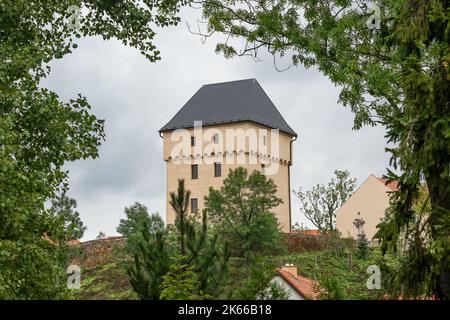 Kralovice, Prag, Tschechische Republik - August 28 2022: Blick auf den erneuerten gelben Turm der ehemaligen Festung aus dem 14.. Jahrhundert, der auf einem Hügel steht. Stockfoto