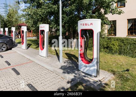 VESTEC, TSCHECHISCHE REPUBLIK - 19. JULI 2022.Kompressor Tesla Station. Kompressor-Ladestation für Elektromobile. Tesla Autos parken am Tesla Sup Stockfoto