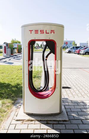 VESTEC, TSCHECHISCHE REPUBLIK - 19. JULI 2022.Kompressor Tesla Station. Kompressor-Ladestation für Elektromobile. Tesla Autos parken am Tesla Sup Stockfoto