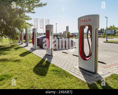 VESTEC, TSCHECHISCHE REPUBLIK - 19. JULI 2022.Kompressor Tesla Station. Kompressor-Ladestation für Elektromobile. Tesla Autos parken am Tesla Sup Stockfoto