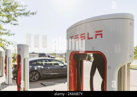 VESTEC, TSCHECHISCHE REPUBLIK - 19. JULI 2022.Kompressor Tesla Station. Kompressor-Ladestation für Elektromobile. Tesla Autos parken am Tesla Sup Stockfoto