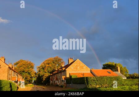 Rainbow Over Field House Cottages, in der Nähe von Brancaster, Norfolk Stockfoto