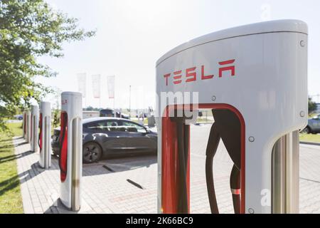 VESTEC, TSCHECHISCHE REPUBLIK - 19. JULI 2022.Kompressor Tesla Station. Kompressor-Ladestation für Elektromobile. Tesla Autos parken am Tesla Sup Stockfoto