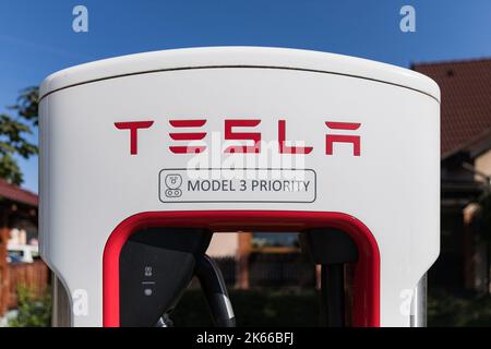 VESTEC, TSCHECHISCHE REPUBLIK - 19. JULI 2022.Kompressor Tesla Station. Kompressor-Ladestation für Elektromobile. Tesla Autos parken am Tesla Sup Stockfoto