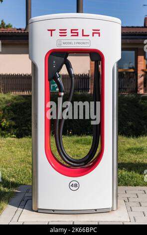 VESTEC, TSCHECHISCHE REPUBLIK - 19. JULI 2022.Kompressor Tesla Station. Kompressor-Ladestation für Elektromobile. Tesla Autos parken am Tesla Sup Stockfoto