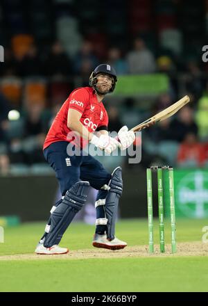 Canberra, Australien. 12. Oktober 2022. Dawid Malan von England Fledermäuse während des Spiels zwei der T20 Internationale Serie zwischen Australien und England bei Manuka Oval am 12. Oktober 2022 in Canberra, Australien. BILD NUR FÜR REDAKTIONELLE VERWENDUNG - AUSSCHLIESSLICH KEINE KOMMERZIELLE NUTZUNG Quelle: Izhar Ahmed Khan/Alamy Live News/Alamy Live News Stockfoto