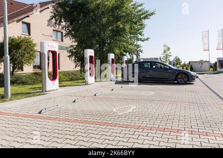 VESTEC, TSCHECHISCHE REPUBLIK - 19. JULI 2022.Kompressor Tesla Station. Kompressor-Ladestation für Elektromobile. Tesla Autos parken am Tesla Sup Stockfoto