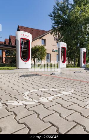 VESTEC, TSCHECHISCHE REPUBLIK - 19. JULI 2022.Kompressor Tesla Station. Kompressor-Ladestation für Elektromobile. Tesla Autos parken am Tesla Sup Stockfoto