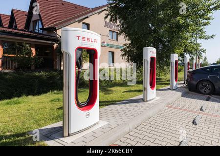 VESTEC, TSCHECHISCHE REPUBLIK - 19. JULI 2022.Kompressor Tesla Station. Kompressor-Ladestation für Elektromobile. Tesla Autos parken am Tesla Sup Stockfoto