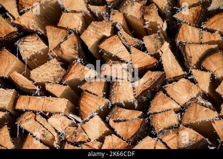 Vollformat-Foto von Holzstämmen, die während der Wintersaison aufeinander gestapelt wurden Stockfoto