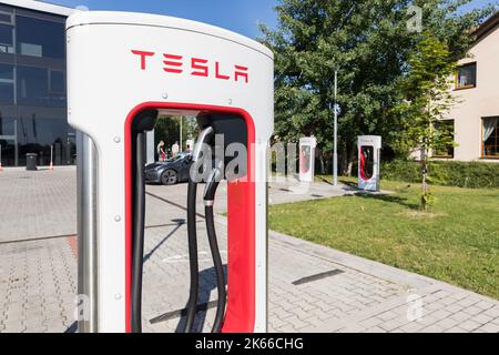 VESTEC, TSCHECHISCHE REPUBLIK - 19. JULI 2022.Kompressor Tesla Station. Kompressor-Ladestation für Elektromobile. Tesla Autos parken am Tesla Sup Stockfoto