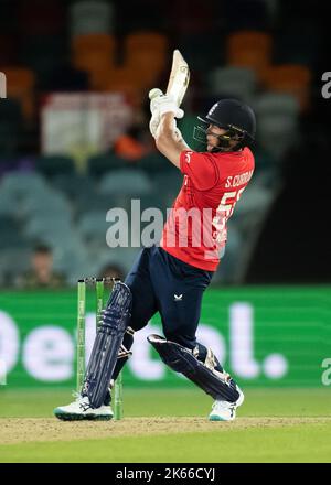 Canberra, Australien. 12. Oktober 2022. Sam Curran von England Fledermäuse während Spiel zwei der T20 International Series zwischen Australien und England bei Manuka Oval am 12. Oktober 2022 in Canberra, Australien. BILD NUR FÜR REDAKTIONELLE VERWENDUNG - AUSSCHLIESSLICH KEINE KOMMERZIELLE NUTZUNG Quelle: Izhar Ahmed Khan/Alamy Live News/Alamy Live News Stockfoto