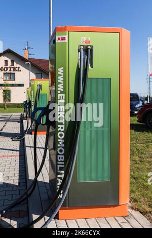 VESTEC, TSCHECHISCHE REPUBLIK - 19. JULI 2022.Kompressor Tesla Station. Kompressor-Ladestation für Elektromobile. Tesla Autos parken am Tesla Sup Stockfoto