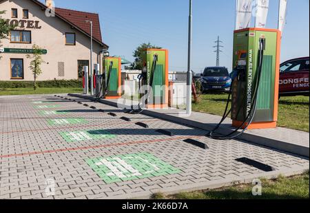 VESTEC, TSCHECHISCHE REPUBLIK - 19. JULI 2022.Kompressor Tesla Station. Kompressor-Ladestation für Elektromobile. Tesla Autos parken am Tesla Sup Stockfoto