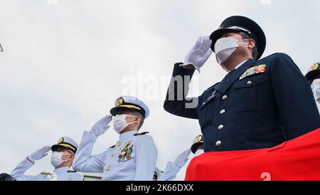 Kobe, Japan. 12. Oktober 2022. Die Offiziere der japanischen Maritime Self?Defense Force begrüssen die Nationalflagge während der Eröffnungszeremonie für das neue U-Boot „Jingei“ in Kobe Shipyard & Machinery Works of MHI in Kobe, Präfektur Hyogo, Japan, am 12. Oktober 2022. Foto von Keizo Mori/UPI Credit: UPI/Alamy Live News Stockfoto