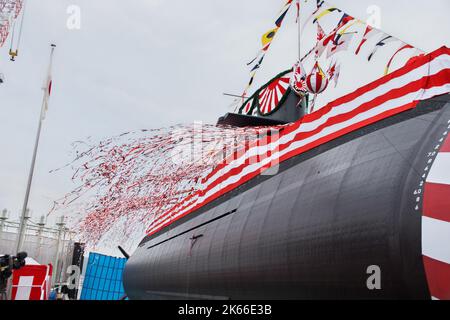 Kobe, Japan. 12. Oktober 2022. Das neue japanische U-Boot „Jingei“ wird am 12. Oktober 2022 bei der Eröffnungszeremonie auf der Kobe Shipyard & Machinery Works von MHI in Kobe, Präfektur Hyogo, Japan, gesehen. Ein Diesel-elektrisches U-Boot der Taigei-Klasse „Jingei“ ist 3.000 Tonnen mit TCM-System (Torpedo Counter Measure) und kann die Boeing UGM-84L Harpoon Block II starten, etwa 70 Besatzungen und hat Wohnräume für sechs Weibchen. Foto von Keizo Mori/UPI Credit: UPI/Alamy Live News Stockfoto