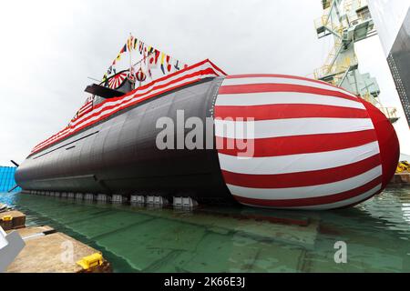 Kobe, Japan. 12. Oktober 2022. Das neue japanische U-Boot „Jingei“ wird am 12. Oktober 2022 bei der Eröffnungszeremonie auf der Kobe Shipyard & Machinery Works von MHI in Kobe, Präfektur Hyogo, Japan, gesehen. Ein Diesel-elektrisches U-Boot der Taigei-Klasse „Jingei“ ist 3.000 Tonnen mit TCM-System (Torpedo Counter Measure) und kann die Boeing UGM-84L Harpoon Block II starten, etwa 70 Besatzungen und hat Wohnräume für sechs Weibchen. Foto von Keizo Mori/UPI Credit: UPI/Alamy Live News Stockfoto