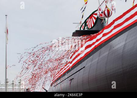 Kobe, Japan. 12. Oktober 2022. Das neue japanische U-Boot „Jingei“ wird am 12. Oktober 2022 bei der Eröffnungszeremonie auf der Kobe Shipyard & Machinery Works von MHI in Kobe, Präfektur Hyogo, Japan, gesehen. Ein Diesel-elektrisches U-Boot der Taigei-Klasse „Jingei“ ist 3.000 Tonnen mit TCM-System (Torpedo Counter Measure) und kann die Boeing UGM-84L Harpoon Block II starten, etwa 70 Besatzungen und hat Wohnräume für sechs Weibchen. Foto von Keizo Mori/UPI Credit: UPI/Alamy Live News Stockfoto