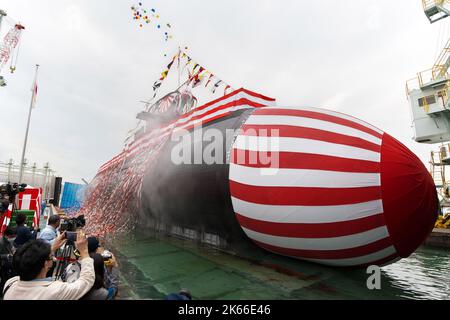 Kobe, Japan. 12. Oktober 2022. Das neue japanische U-Boot „Jingei“ wird am 12. Oktober 2022 bei der Eröffnungszeremonie auf der Kobe Shipyard & Machinery Works von MHI in Kobe, Präfektur Hyogo, Japan, gesehen. Ein Diesel-elektrisches U-Boot der Taigei-Klasse „Jingei“ ist 3.000 Tonnen mit TCM-System (Torpedo Counter Measure) und kann die Boeing UGM-84L Harpoon Block II starten, etwa 70 Besatzungen und hat Wohnräume für sechs Weibchen. Foto von Keizo Mori/UPI Credit: UPI/Alamy Live News Stockfoto